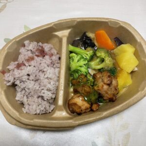 ニップン冷凍弁当の「五穀梅ご飯と彩り野菜とバジルチキン」③